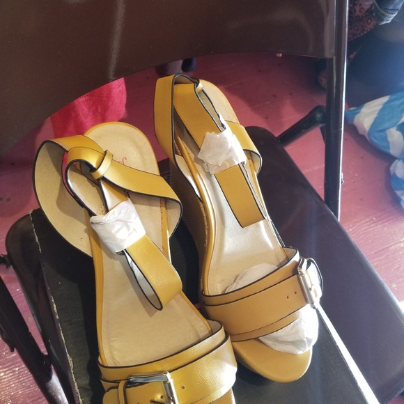 Shoes - Picture 3 of 4